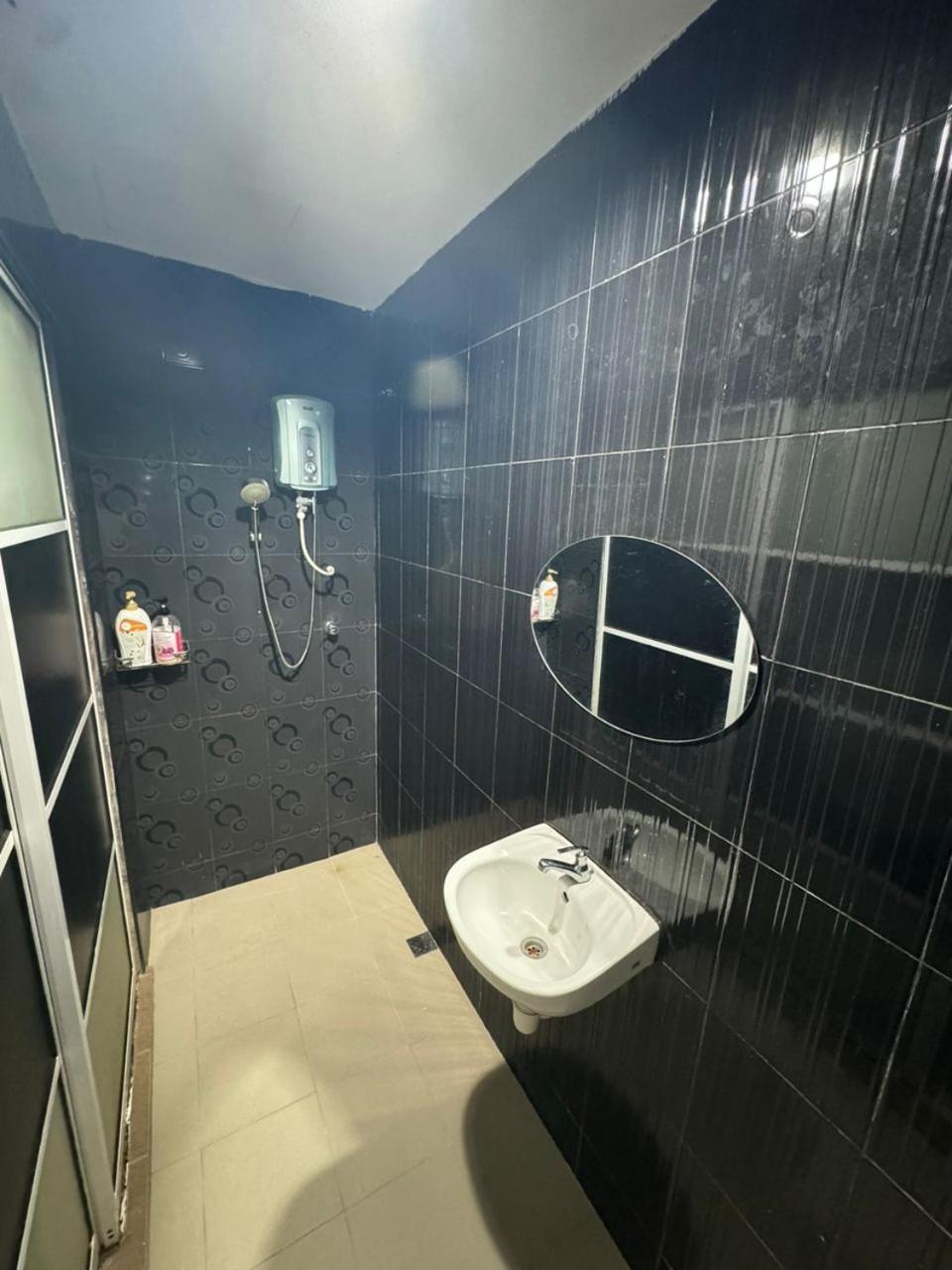 Momo Guest House Куала-Тренгану Екстер'єр фото